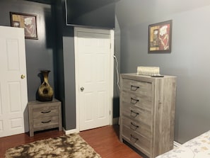 2 bedrooms, desk, WiFi, bed sheets