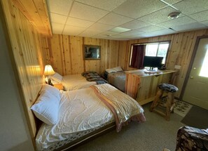 4 habitaciones, tabla de planchar con plancha y ropa de cama 