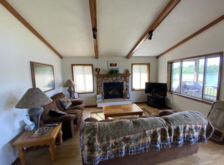 Lakefront 4 Bedroom Cabin - Niagara, WI
