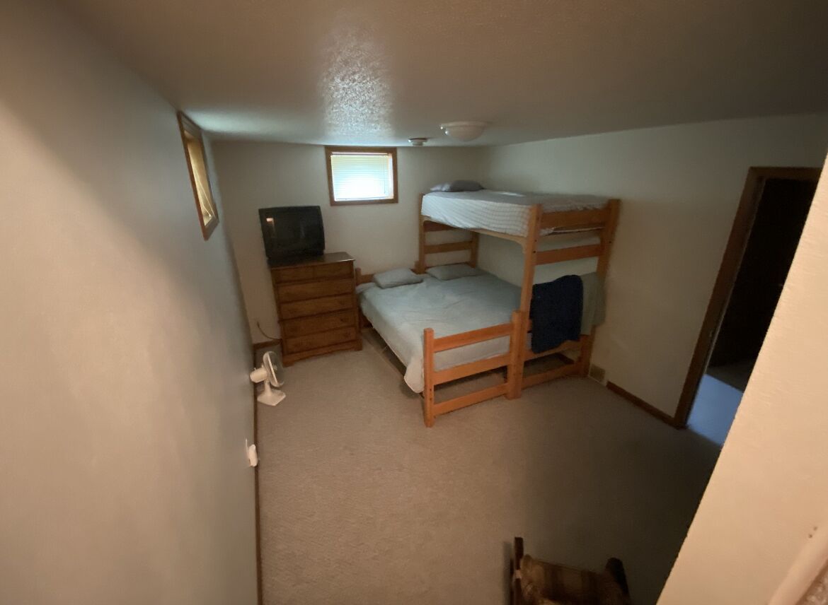 Lakefront 4 Bedroom Cabin