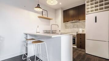 Fridge, microwave, stovetop, dishwasher