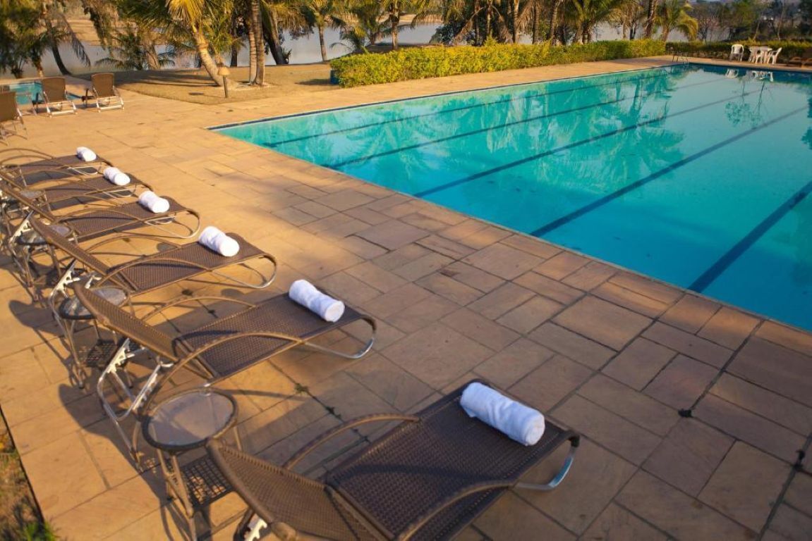 Et poolområde med liggestole og en klar, blå pool.