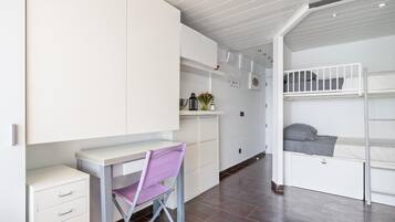 1 dormitorio, tabla de planchar con plancha, Internet y ropa de cama