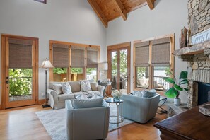 Älytelevisio, takka, videopelejä, DVD-soitin