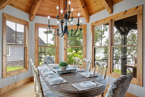 Luxurious French Country Estate on Smith Lake- Flat yard, dock, fiber internet!