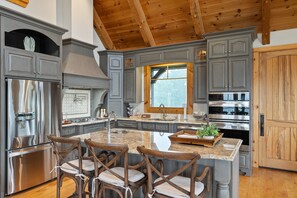 Kylskåp, mikrovågsugn, ugn och spishäll