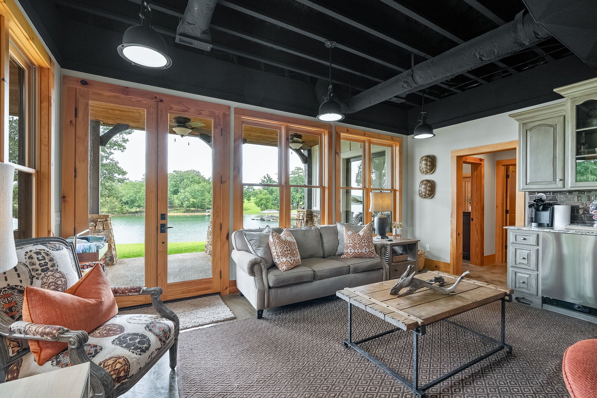 Una Smart TV, una chimenea, videojuegos, un reproductor de DVD