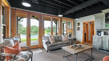 Una Smart TV, una chimenea, videojuegos, un reproductor de DVD