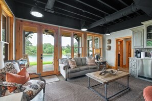 Smart-tv, eldstad, tv-spel och dvd-spelare