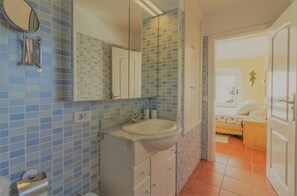 Dusche, Haartrockner, Bidet, Handtücher