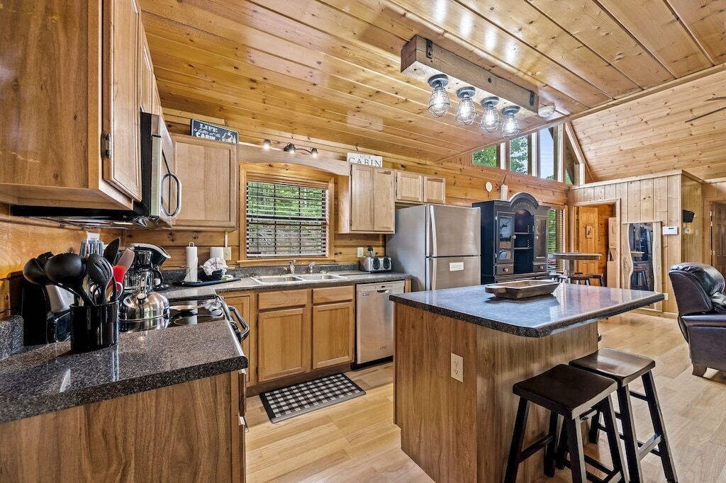 Cozy 4BD Cabin NEAR Dollywood! HOT TUB + Pool<br><br>Wel