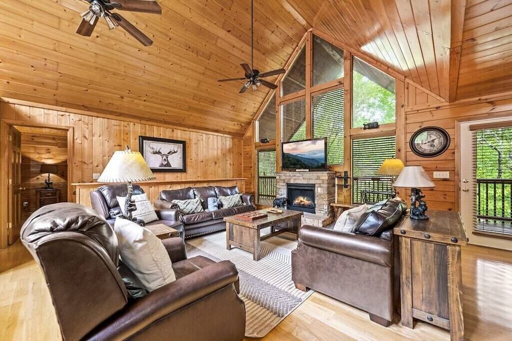 Cozy 4BD Cabin NEAR Dollywood! HOT TUB + Pool<br><br>Wel