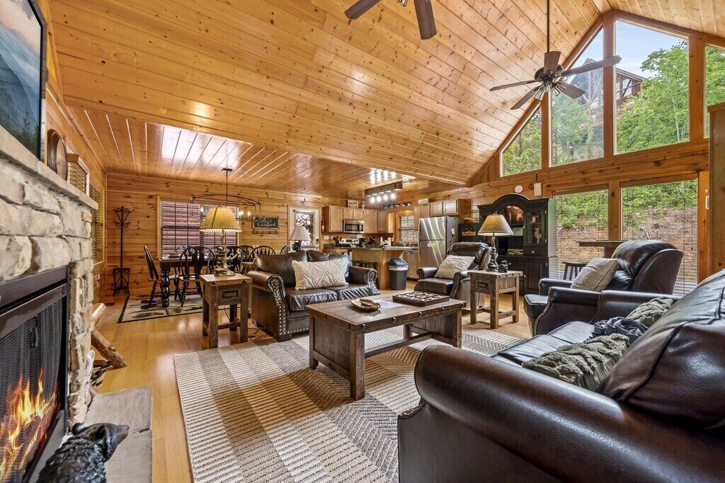 Cozy 4BD Cabin NEAR Dollywood! HOT TUB + Pool<br><br>Wel