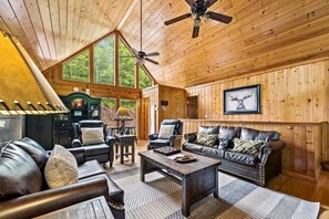 Fernseher, Kamin, Videospiele, Tischfußball