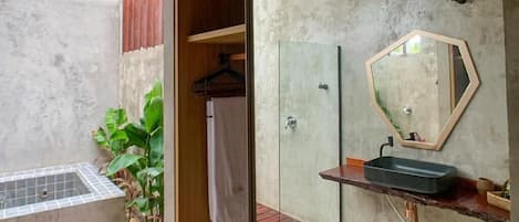 ジェットバス、ヘアドライヤー、タオル、石鹸