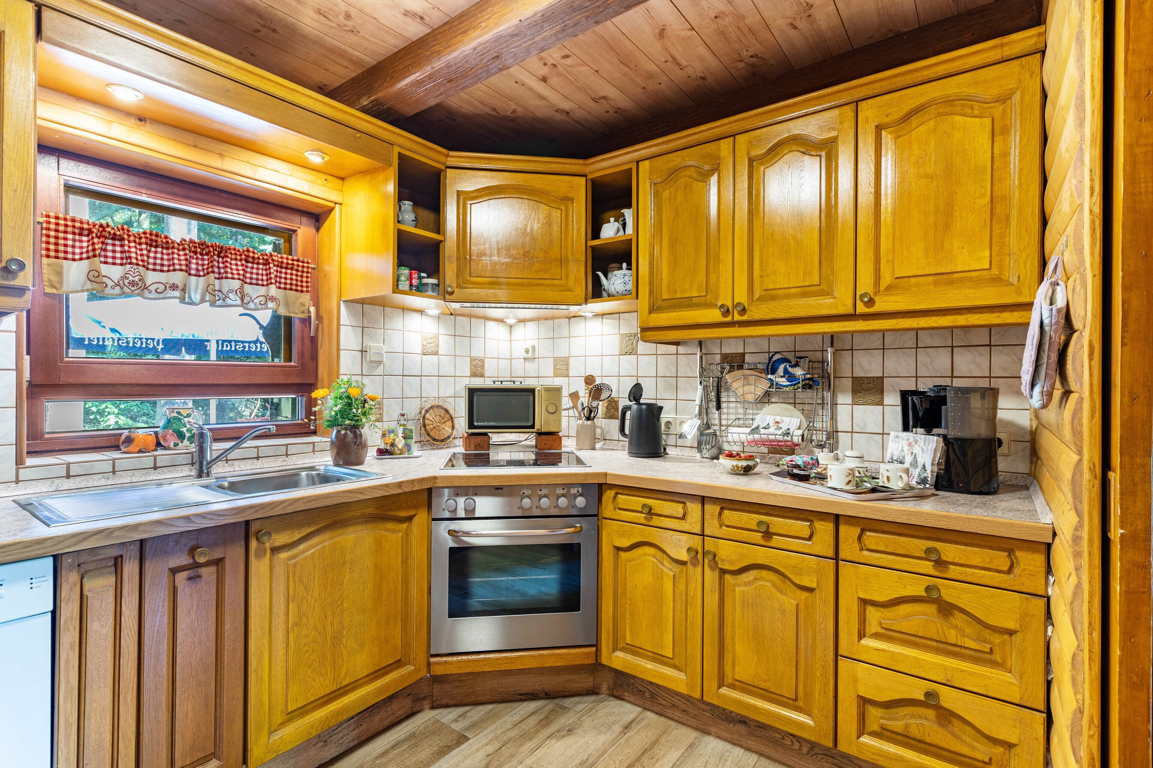 Frigorífico, horno, placa de cocina y lavavajillas