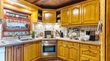 Frigorífico, horno, placa de cocina y lavavajillas