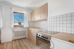 Réfrigérateur, four, plaque de cuisson, cafetière/bouilloire
