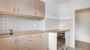 Kühlschrank, Ofen, Herdplatte, Wasserkocher mit Kaffee-/Teezubehör