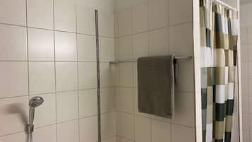 Bathtub, free toiletries, hair dryer, towels