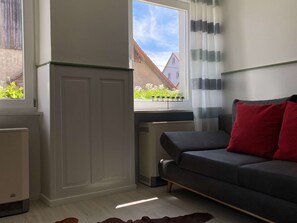 Een televisie en een stereo