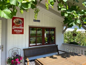 Outdoor dining - Apartment "Bei Dörflingers" with Shared Garden & Wi-Fi (Klettgau)