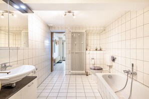 Een bad, een haardroger, handdoeken