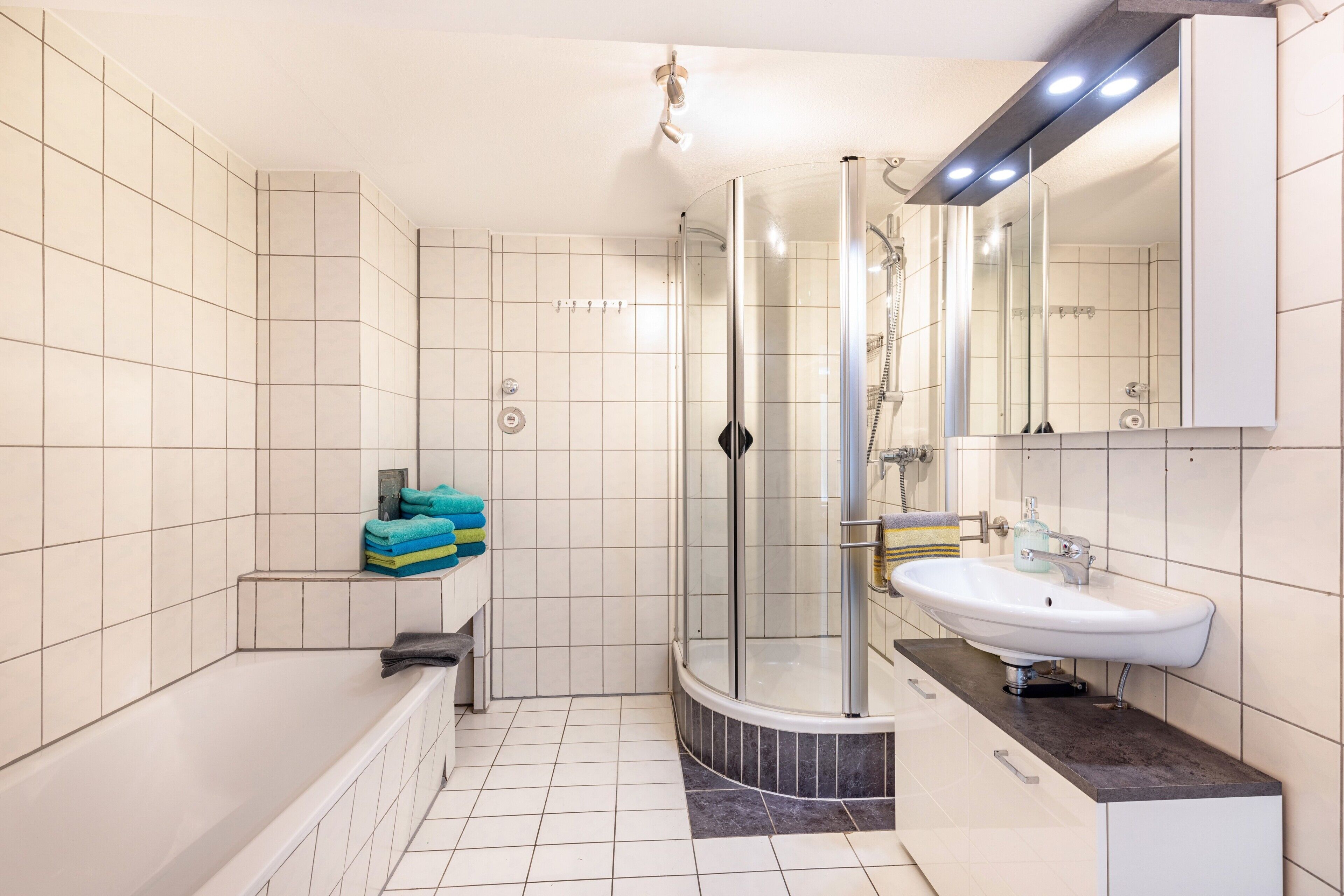 Badewanne, Haartrockner, Handtücher
