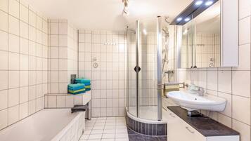 Badewanne, Haartrockner, Handtücher