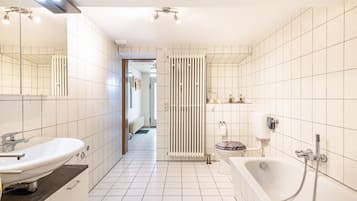 Badewanne, Haartrockner, Handtücher