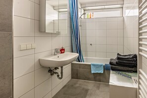 Badkar, hårtork och handdukar