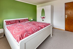 2 bedrooms, iron/ironing board, free WiFi, bed sheets