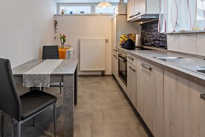 Frigorifero, microonde, forno, piano cottura