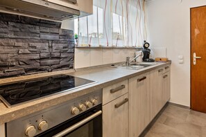 Frigorifero, microonde, forno, piano cottura