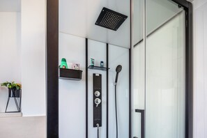 Dusche, Haartrockner, Handtücher