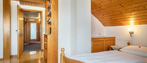 1 quarto, Wi-Fi de cortesia, roupa de cama