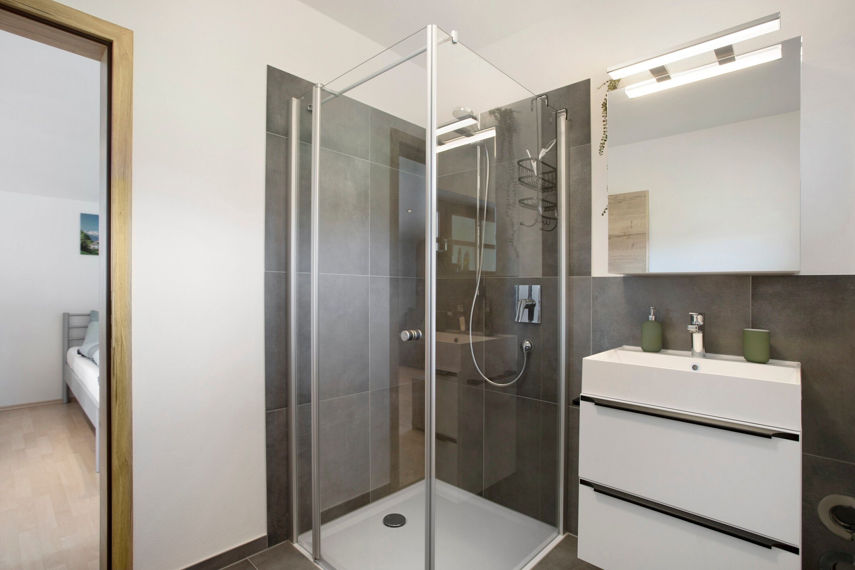 Douche, sèche-cheveux, serviettes fournies