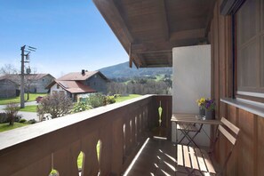 Outdoor dining - Studio Apartment 'Lackner' with Mountain View, Balcony and Wi-Fi (Teisendorf)