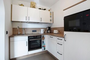 Jääkaappi, mikroaaltouuni, uuni, liesi