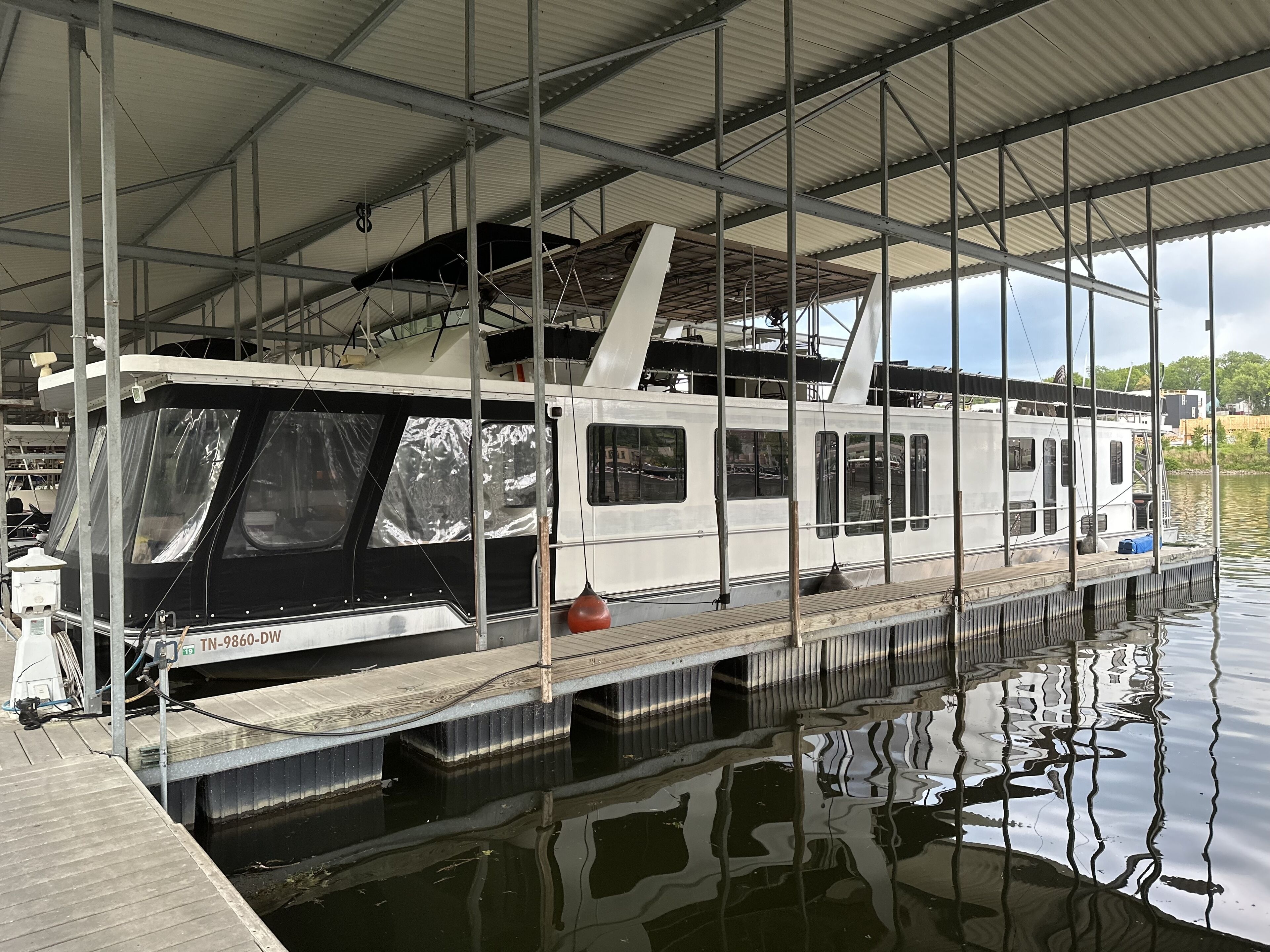 76' gorgeous houseboat- freshly renovated! Boat must stay in slip Boat #3 of 3 