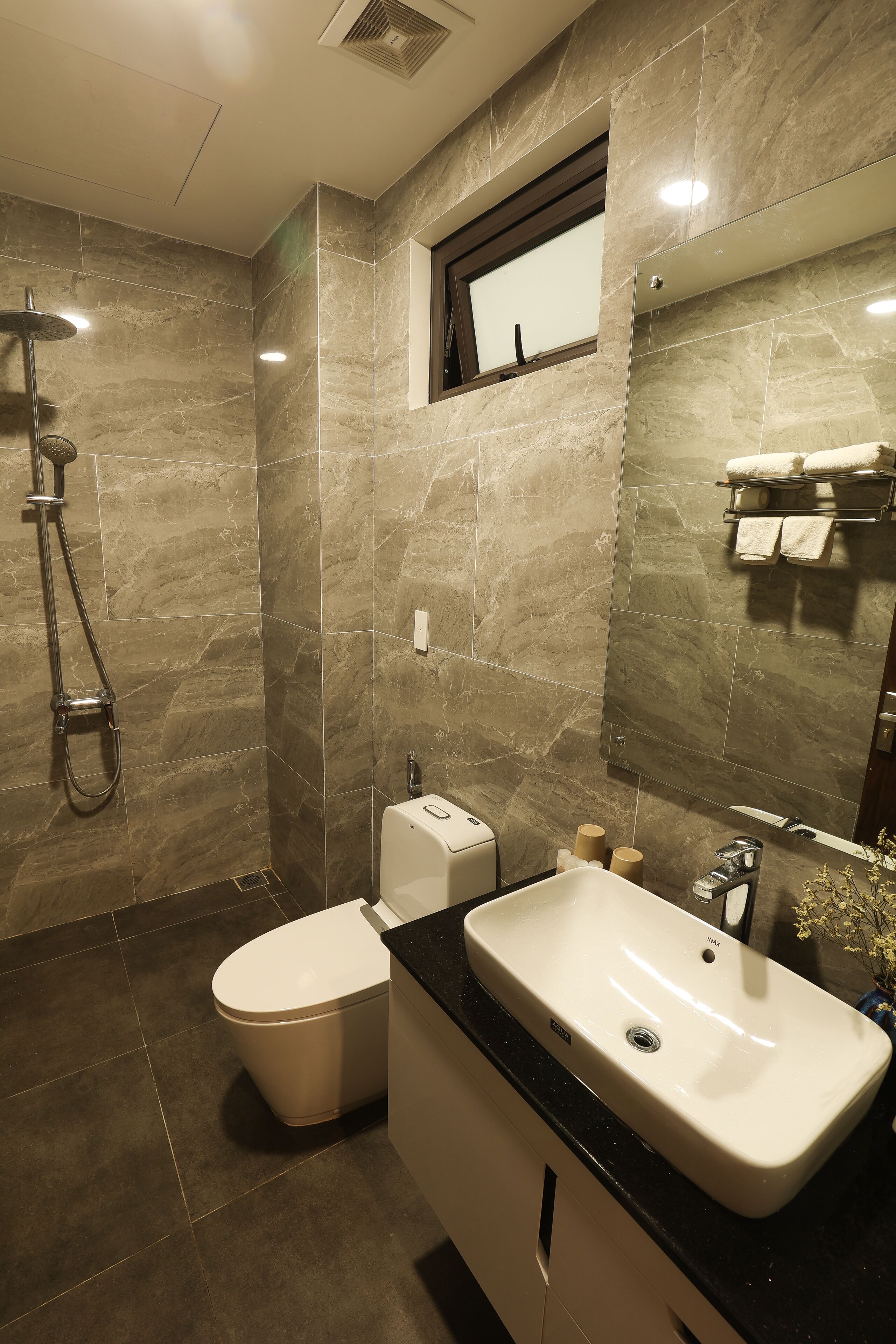 패밀리 더블룸 또는 트윈룸 | 욕실 | 별도의 욕조 및 샤워 시설, 레인폴 샤워기, 무료 세면용품, 헤어드라이어