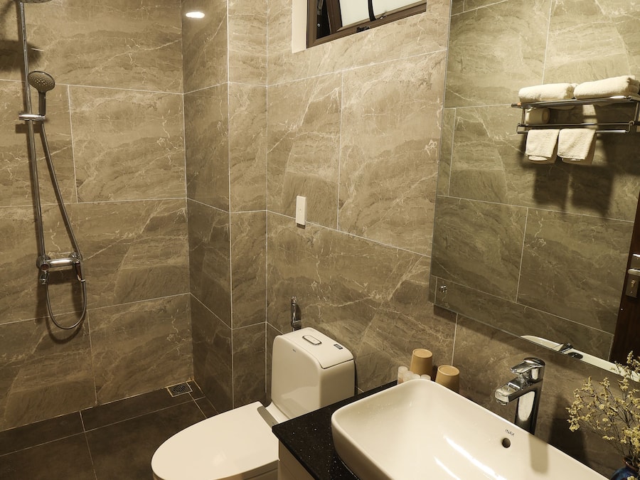 Habitación familiar con 1 cama doble o 2 individuales | Baño | Bañera y ducha independientes y cabezal de ducha tipo lluvia