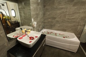 Design-Suite | Badezimmer | Badewanne und Dusche (separat), Regendusche, kostenlose Toilettenartikel