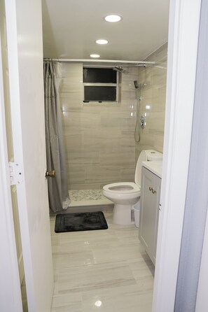 Hair dryer, towels, soap, shampoo - Cozy Condo (North Miami Beach)