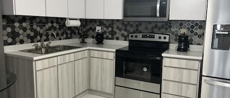 ميكروويف، فرن، موقد طهي مسطح، ماكينة لصنع القهوة/الشاي