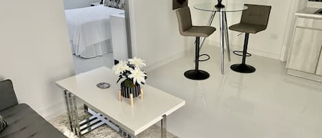 1 soverom, skrivebord, wi-fi (inkludert) og sengetøy