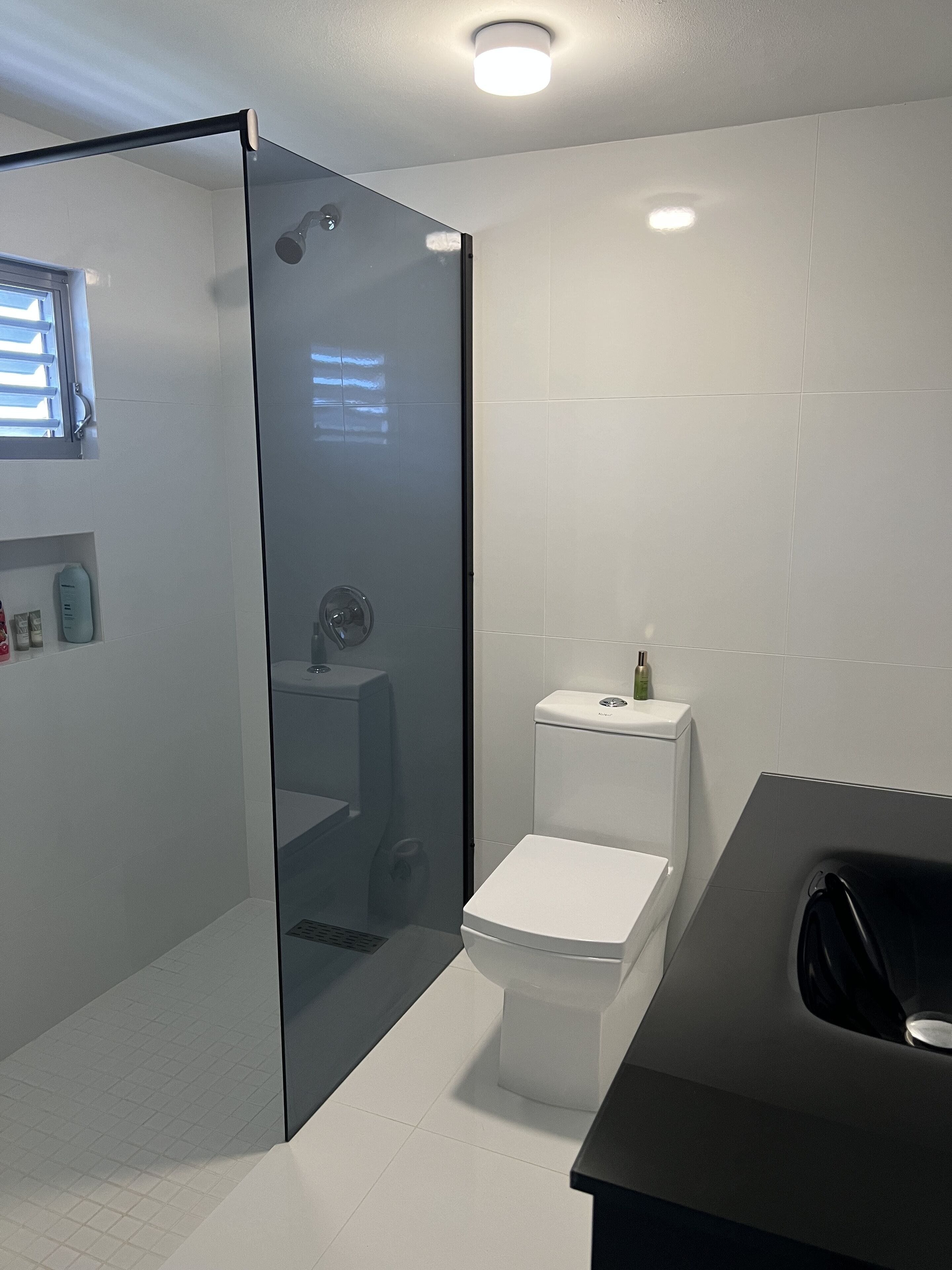 Een douche, een haardroger, handdoeken, zeep