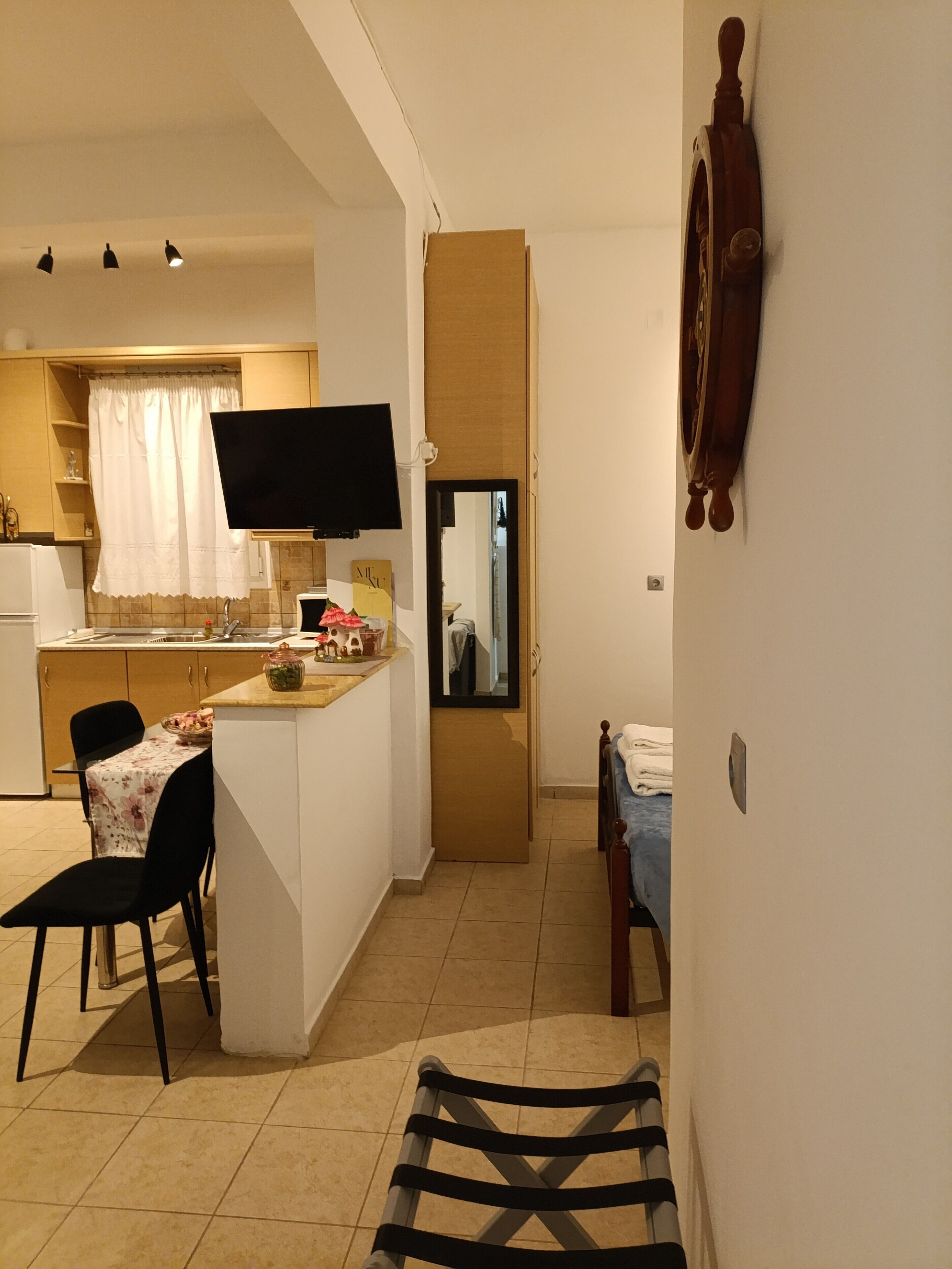 Un espacio habitable compacto con cocina, comedor y dormitorio.