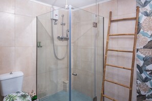 Dusche, Haartrockner, Handtücher