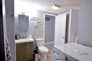 Shower, hair dryer, towels, soap - Rogers' Rambler (Bloomington)